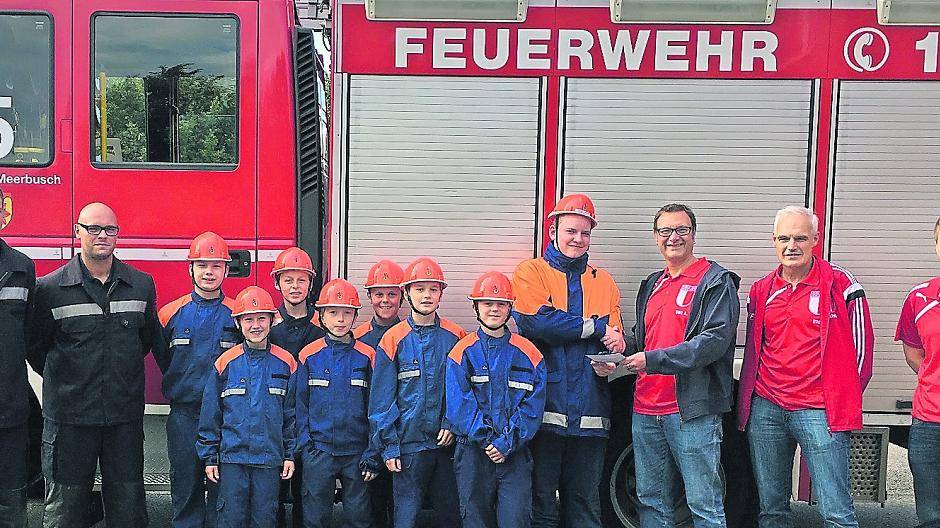 Uwe Ackermann überreicht Jugendgruppensprecher Laurenz Katczor, daneben (r). Udo Möhlen und Martin Vogt. Links: Jugendfeuerwehr-Betreuer Marcel Lettgen und Philip Speck.