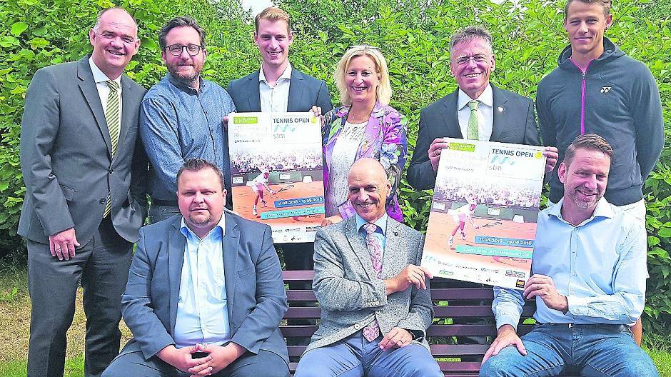 Marc Raffel (h.l.) freut sich über die vielen Sponsoren, die sich bei dem ATP Challenger in Meerbusch mit einbringen. Albert Lopez (v.m.) und Mario Sagner (v.r.) von den Stadtwerken freuen sich, als Hauptsponsor aufzutreten.
