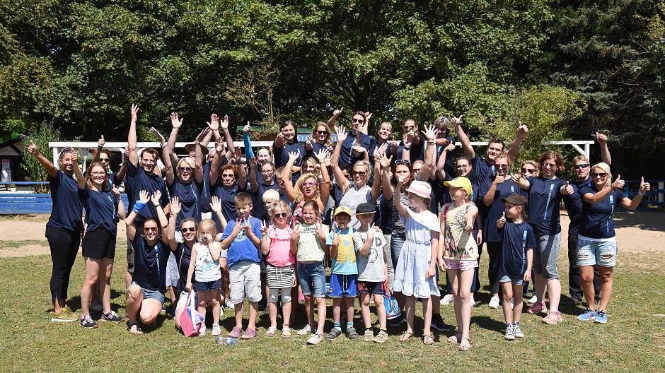  45 Medtronic-Mitarbeiter peppten mit ihren Familien die Kinder- und Jugendfarm Arche Noah auf. 