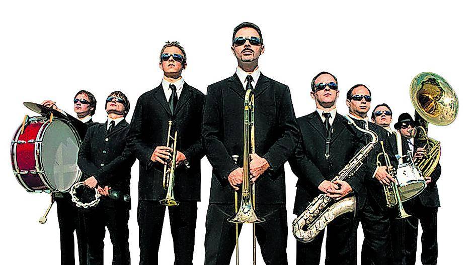  Der Auftritt der Kapelle „Men in Blech“ aus Hamburg ist der Höhepunkt des Bühnenprogramms beim „Meerbad“-Sommerfest am 1. Juli. 