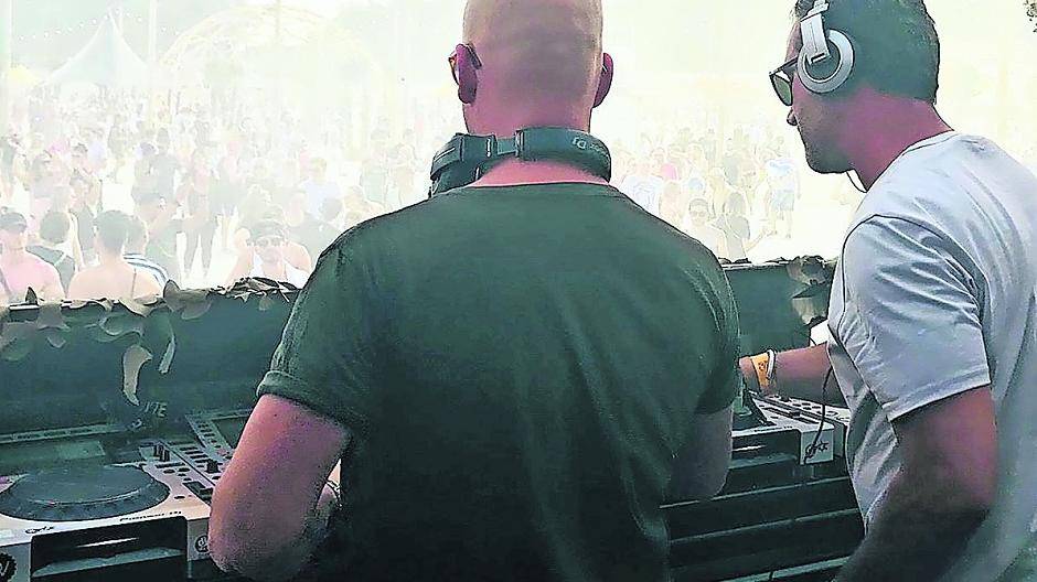 Der Meerbuscher Platin-Produzent und DJ Michael Noack und sein Freund und Partner Rochus Grolle beim Parookaville-Festival.