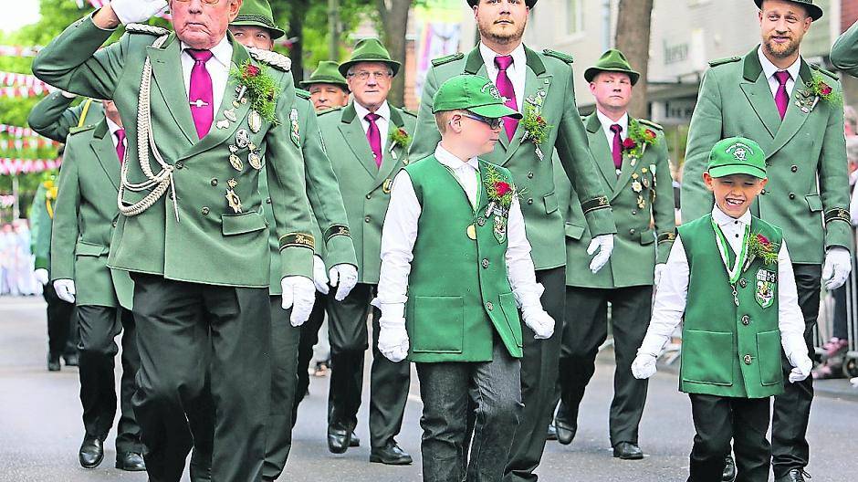  Bei den Paraden bekommen die Zuschauer immer viel zu sehen. Während die Schützen tagsüber mit Disziplin glänzen, schwingen sie abends im Festzelt dann schon mal das Tanzbein. 