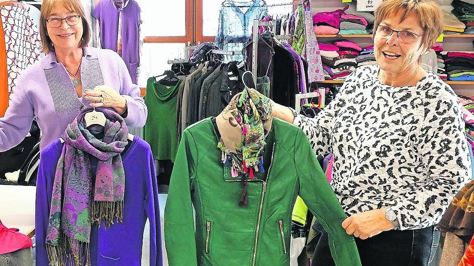  Ingeborg Horstmann-Rabba (l.) und Jutta Rosener vom Team der Kleiderkammer zeigen die Frühjahrskollektion neue anhand von Kleidung für Damen. 