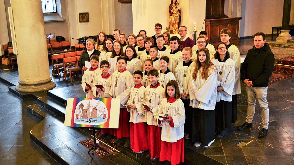  Sieben neuen Mitglieder zählt die Messdienerschaft in Lank-Latum nun. In einem feierlichen Gottesdienst wurden sie der Gemeinde vorgestellt. In der ersten Reihe (in roten Gewändern) sind die neu aufgenommenen Messdiener zu sehen (v.l.): Jakob, Jan, Tristan, John, Hendrik und Paulina. 