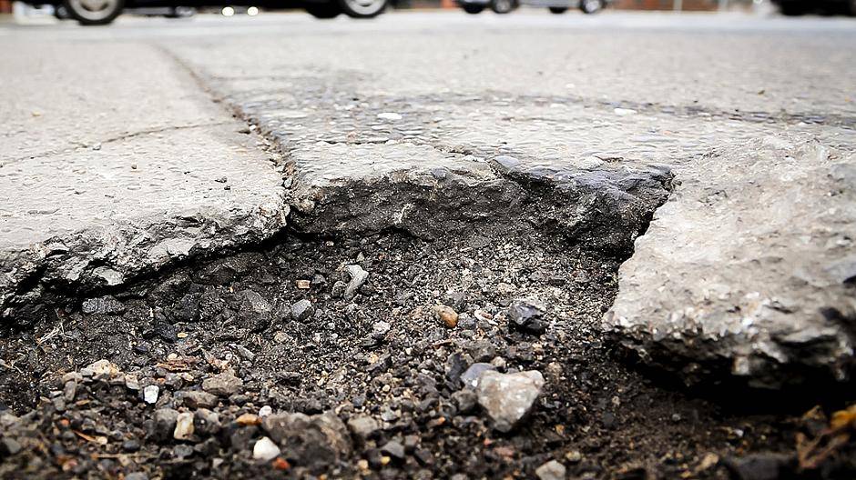  vGerade nach dem Winter kommen sie groß raus: Asphalt-Krater. Die IG BAU appelliert an  