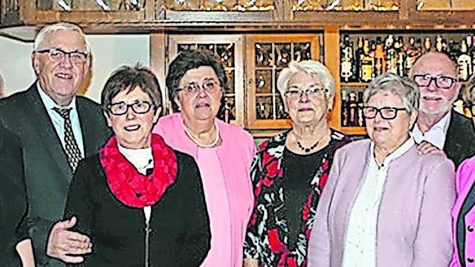 Die heutigen Mitglieder des Jubiläum-Clubs „Club 68 — Die Schrägen 12“ (v. l.): Peter und Lilo Mertens, Hans-Werner und Maria Schwertges, Christel Ziebarth, Inge Jedamski, Katharina und Franz-Gerd Arts, Marlies und Karl-Heinz Rütten.