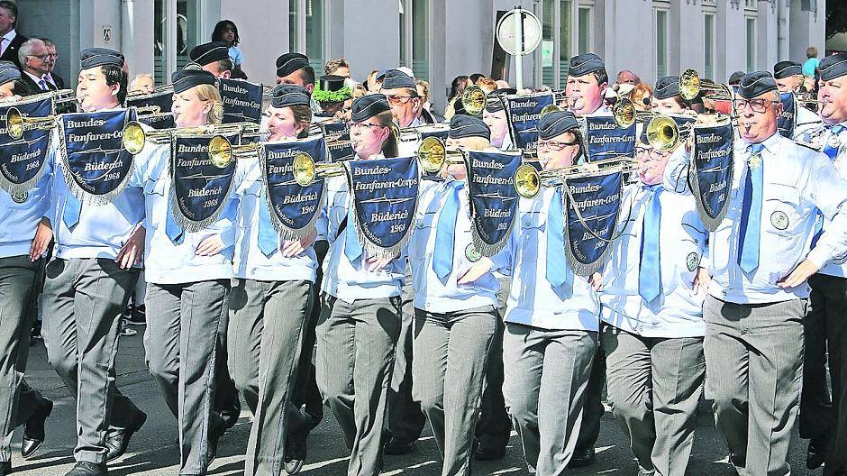 In diesem Jahr werden die Damden und Herren des Bundesfanfarencorps 1968 noch kräftiger in die Fanfaren blasen. Zum einen stellen sie mit Thomas Kepurra den Büdericher Schützenkönig, zum anderen feiern sie das 50-jährige Jubiläum des Corps.