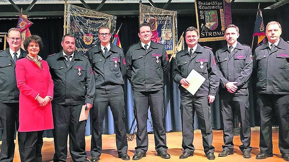  In Gegenwart von Bürgermeisterin Angelika MIelke-Westerlage nahmen die Kameraden der Meerbuscher Feuerwehr ihre Ehrungen und Beförderungen vor. 