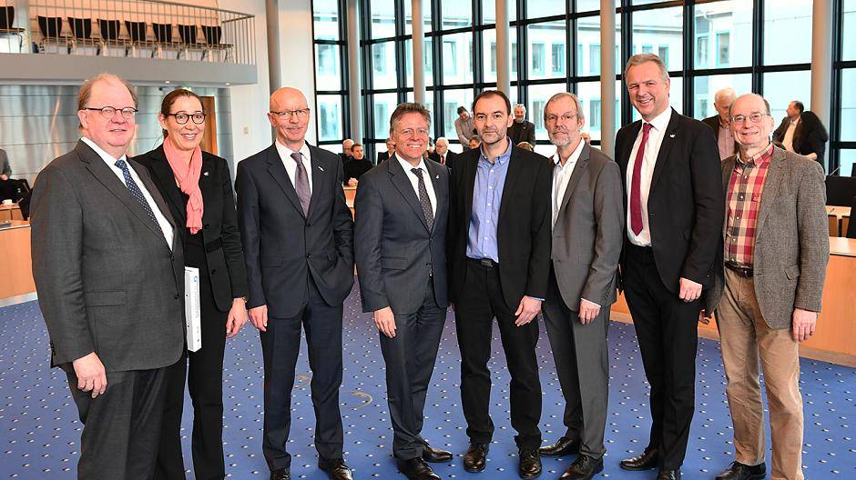  Bei der Integrationskonferenz des Rhein-Kreises Neuss (v.l.n.r.): Johann-Andreas Werhahn, Ulrike Weyerstraß (Kommunales Integrationszentrum Rhein-Kreis Neuss), Bürgermeister Harald Zillikens, Landrat Hans-Jürgen Petrauschke, Michael Stork, Hans Wietert-Wehkamp, Kreisdirektor Dirk Brügge und Prof. Dr. Matthias Knuth. 