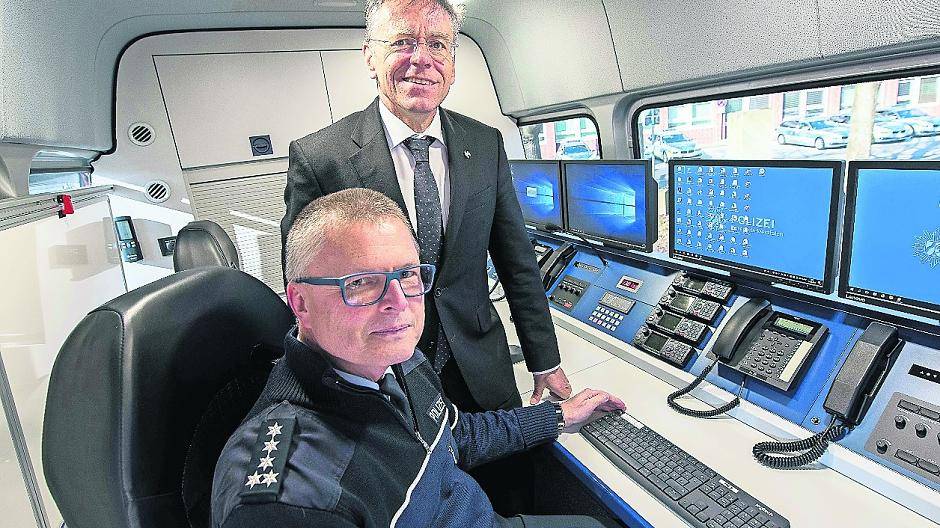  Sieben Meter lang und 163 PS stark ist die neue „Mobile Wache“ der Polizei im Rhein-Kreis Neuss. Am Aschermittwoch wurde das auch in Meerbuscher eingesetzte, speziell für die Polizeibehörde ausgebaute Fahrzeug offiziell vorgestellt. 