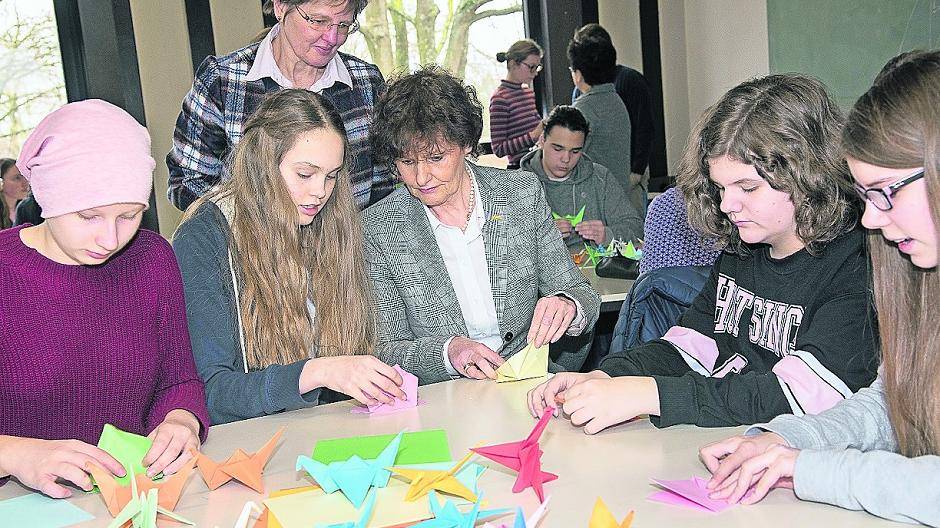 Gemeinsam mit Bürgermeisterin Angelika Mielke-Westerlage bastelten die Schüler des Städtischen Meerbusch Gymnasiums Tausende Kraniche.