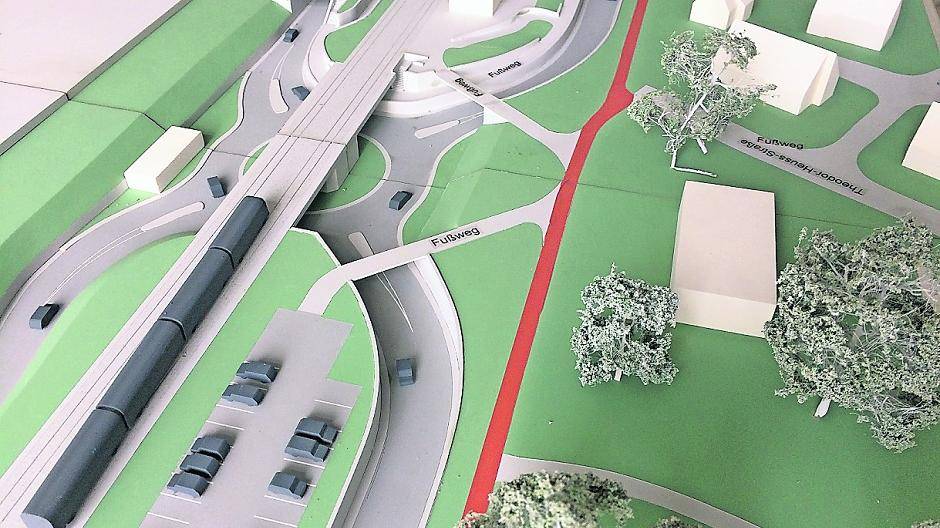  Unterschrift mit Tragweite: Bürgermeisterin Angelika Mielke-Westerlage und der Technische Beigeordnete Michael Assenmacher unterzeichneten jetzt im Rathaus die Kreuzungsvereinbarung, die vertragliche Grundlage für den Bau der Unterführung. 