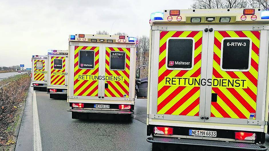 Acht Rettungswagen bei A57-Unfall