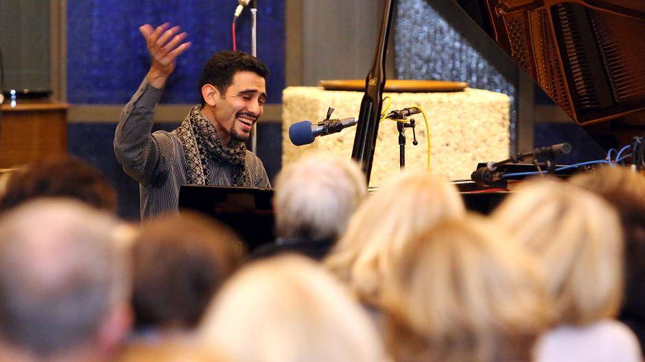 Aeham Ahmad, der international als „Pianist in den Trümmern” bekannt wurde, verzauberte die Zuschauer in der Büdericher Christuskirche.