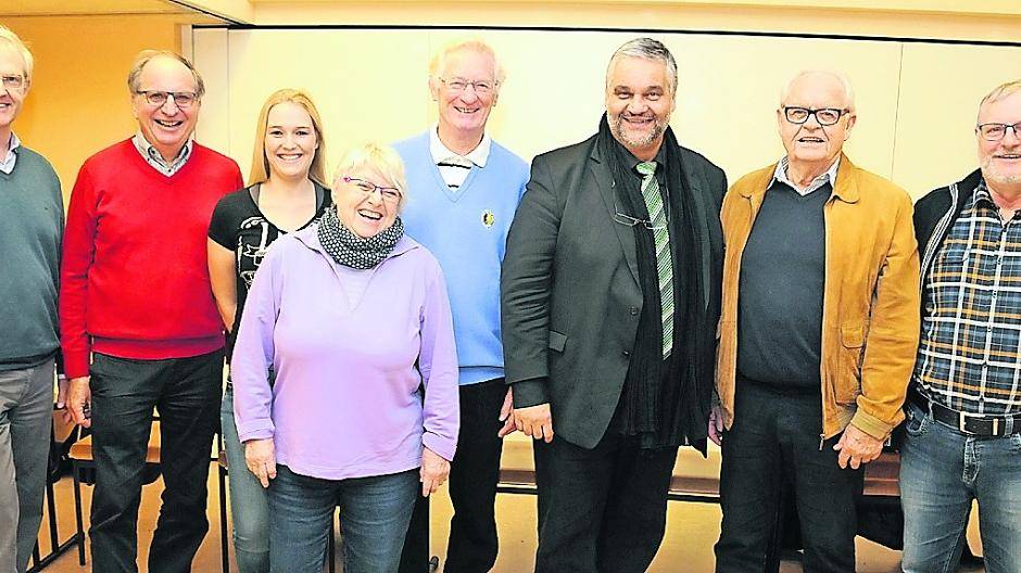 Die Mitglieder des Vorstands des Nierster Bürgervereins zusammen mit Oliver Keymis (Grüne), Vizepräsident des Landtags NRW.