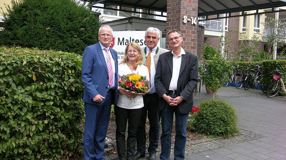 Gratulieren Elke Jahn-Engelbert (2. v.l.) zum 40. Dienstjubiläum: Roland Niles, Geschäftsführer der Malteser Rhein-Ruhr gGmbH, Hubertus Freiherr von Loe, Kuratoriumsvorsitzender der Malteser Rhein-Ruhr gGmbH, und Jochen Schrey, Bereichsleiter Geschäftsbereich Wohnen und Pflegen der Malteser Rhein-Ruhr gGmbH.