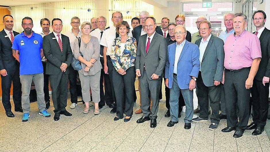  Die Vertreter der Meerbuscher Vereine bei der symbolischen Spendenübergabe in der Osterather Filiale der Sparkasse Neuss. 