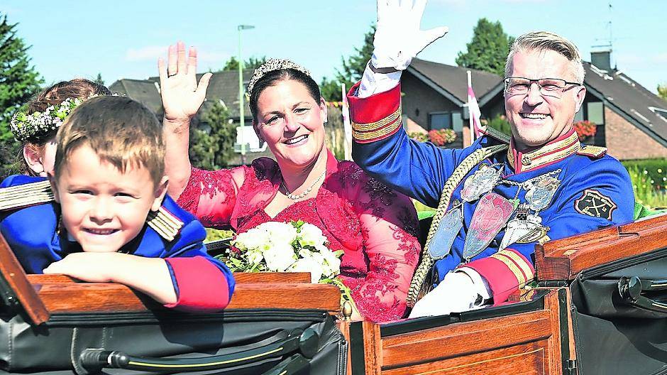Das Königshaus um Peter und Nicole Kuske feierte ein grandioses Schützenfest in Bösinghoven. Das Wetter spielte mit, die Stimmung war einfach atemberaubend.
