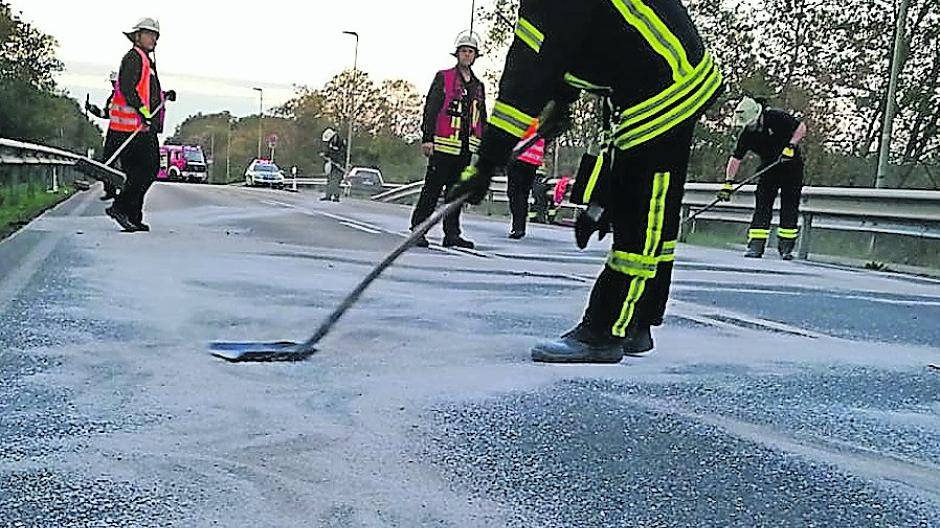  Die Fahrbahn wird durch die Feuerwehr nach Verkehrsunfall auf der Brücke zw. Meerbusch Strümp und Osterath gereinigt. 