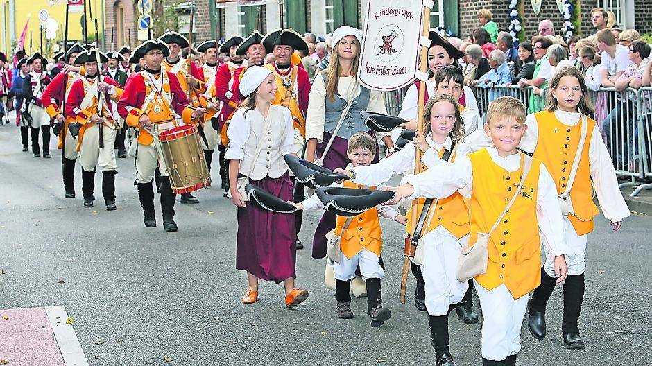  Die Paraden in Osterath sind immer wieder ein Highlight des Schützenfestes. Jung und Alt ziehen dann in ihren prachtvollen Uniformen unter dem Applaus der Zuschauer durch die Straßen. 