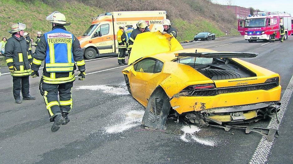 Der Löschzug Osterath und der Führungsdienst der Feuerwehr Meerbusch wurden an Karfreitag zu einem Verkehrsunfall mit einem Lamborghini auf der Autobahn gerufen.