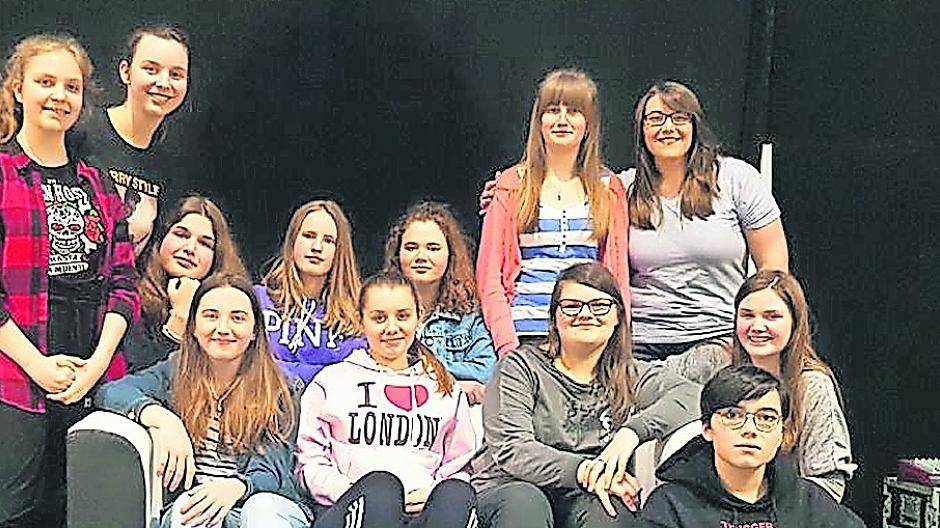 Die Mitglieder des Jugendtheaters Meerbusch freuen sich auf ihre Vorführung. Allerdings machen sie sich Sorgen: „Wenn das JuCa geschlossen wird und wir keinen alternativen Probenort finden, wird es schwierig“, sagt Theaterpädagogin Silke May.