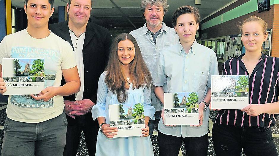 Schulleiter Christian Gutjahr-Dölls (2.v.l.) und Projektlehrer Oliver Tauke zusammen mit den Schülerinnen Norina Ademi, Carina Blembe und den Schülern Leo Heimig und Alexander Kostourkov. Zusammen freuen sie sich über das Jubiläum in dieser Woche.