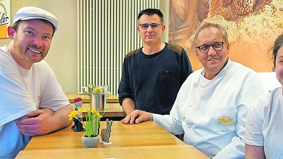 Ein Praktikum in Meerbusch ist für beide Seiten bereichernd. Darüber freuen sich (v.l.): Dirk Wellenberg (Wieler), Denis Ely, Jochen Wieler und Marion Kerros.