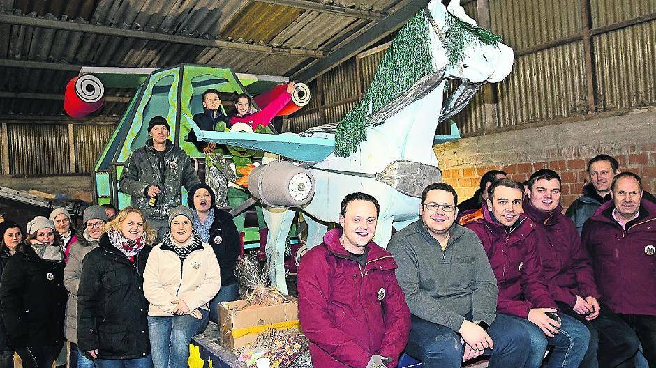 Alf feiert mit den Nierstern