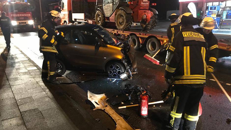  Am Dienstagmorgen kam es zu einem ungewöhnlichen Verkehrsunfall auf der Xantener Straße in Strümp. 