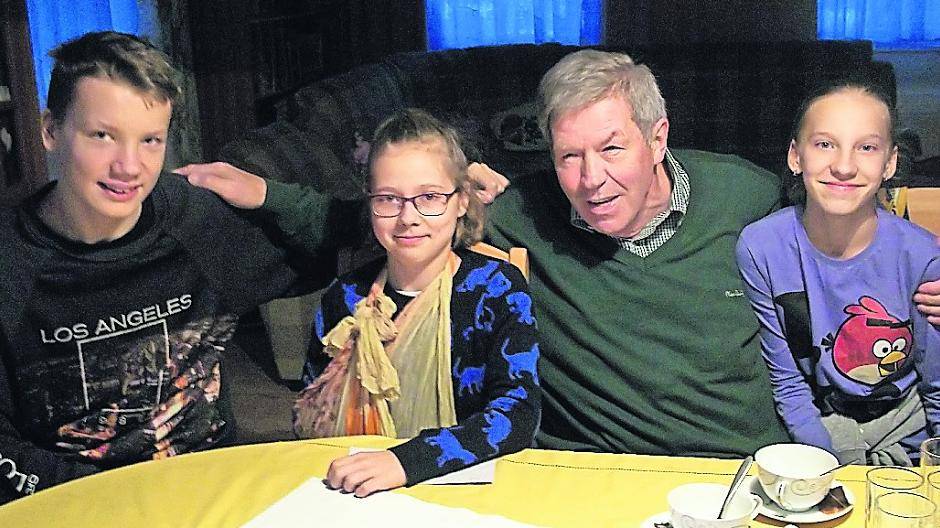 Der Vorsitzende des VfB-SOS, Egon Schuh, beim Besuch des SOS-Kinderdorfes in Vilnius (Litauen) mit den SOS Kindern (v.l.) Nikita, Aksenija und Ieva.