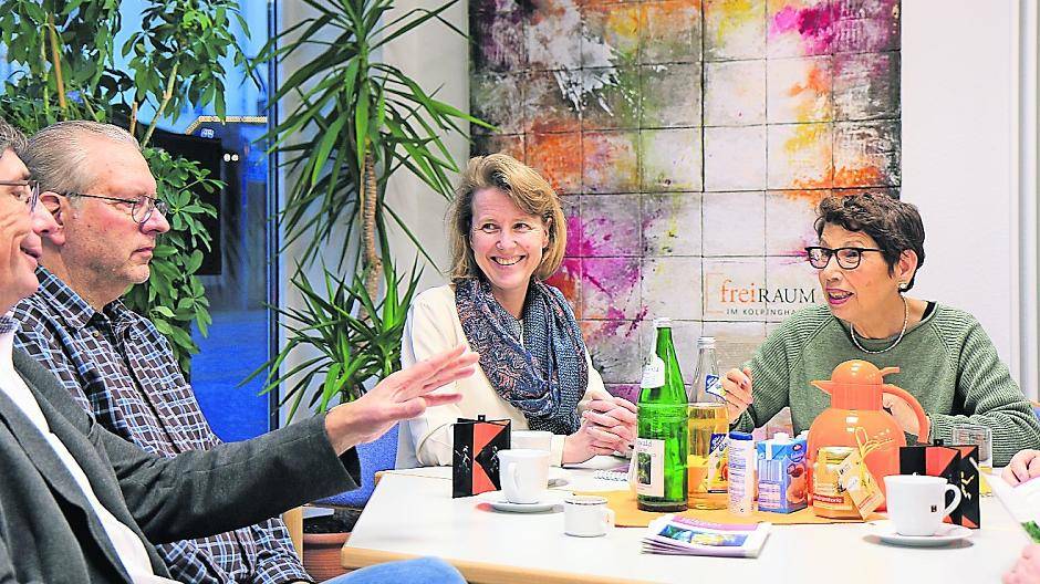  Dietmar Prielipp (l.) und Brigitte Vieten (r.) beim Dienstagstreff im freiRAUM. 