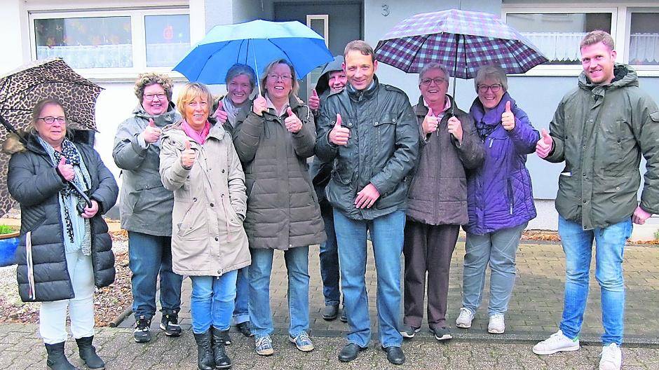  Daumen hoch: Jan Biehl (Mitte), Leiter der mags-Grünunterhaltung, brachte die frohe Nachricht, dass die Wiese wiederhergestellt wird. 