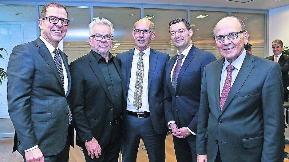  Offizieller Abschied von Geschäftsführer Dietmar Scheimann (2. v. l.) bei der Mediengruppe Rheinische Post: Unser Foto zeigt den Ruheständler mit Rheinische Post-Geschäftsführer Patrick Ludwig (l.), Lutz Mallwitz (Mitte), neuer Verlagsleiter des Report Anzeigenblatt-Verlages, dem neuen Geschäftsführer des Report Anzeigenblatt-Verlags, Veith Winkels (2. v. r.), und Hans-Georg Roth, Vorsitzender des Aufsichtsrates der Westdeutschen Zeitung. 