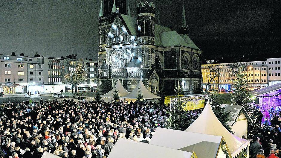  Am Donnerstag bilden die Besucherinnen und Besucher beim Weihnachtssingen einen riesigen Chor auf dem Rheydter Marktplatz. 