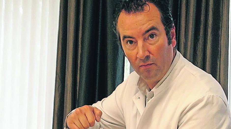  Dr. Marc Deussen demonstriert den Einsatz eines Videolaryngos-kops. Das videogestützte System hilft Notfallmedizinern dabei, Beatmungsschläuche auch unter schwierigen Bedingungen richtig einzusetzen. 