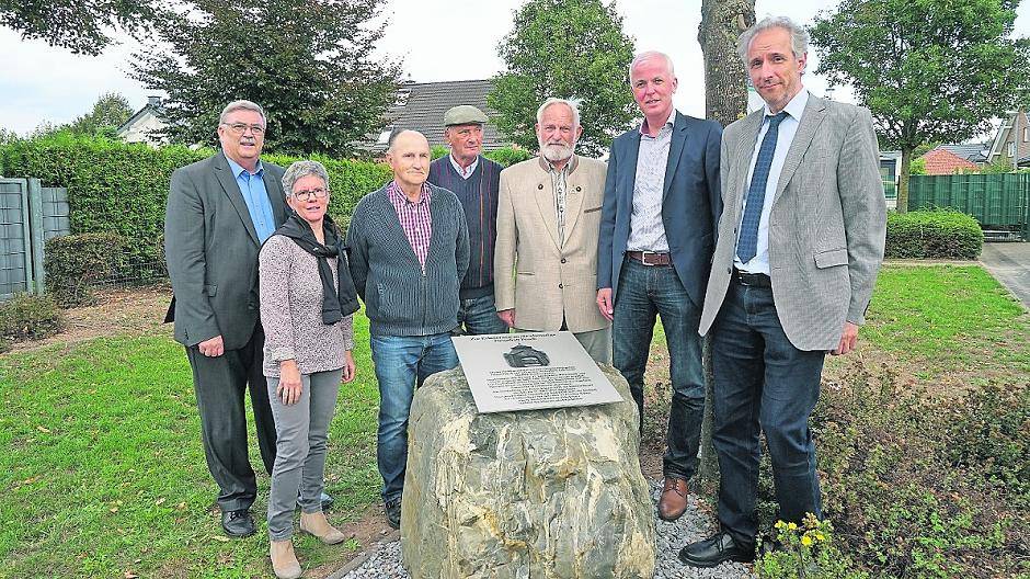 Der Gedenkstein im „Pescher Kamp“ in Kückhoven erinnert an den von der Landkarte verschwundenen Ort Pesch: Bürgermeister Peter Jansen (l.) mit Gisela Berger, Erich Niemela (3.v.l.), Hermann-Josef Felten (5.v.l.) und weiteren Peschern bei der Einweihung.