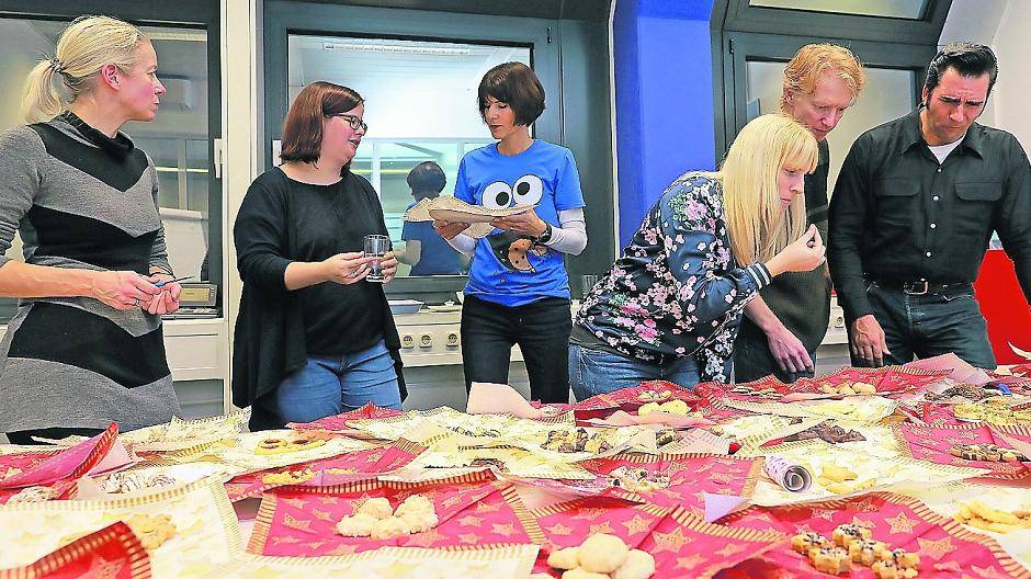 Die Jury in Aktion: Jutta Eßer-Klütsch, Bäckerei Klütsch, Yvonne Simeonidis, Redakteurin Extra-Tipp Viersen, Petra Käding, Redakteurin Extra-Tipp M’gladbach, Christina Reineke, Redakteurin Extra-Tipp Viersen, Bäckermeister Michael Klütsch, Kellys Grammatikou, Redakteur Extra-Tipp Meerbusch (v. l.).