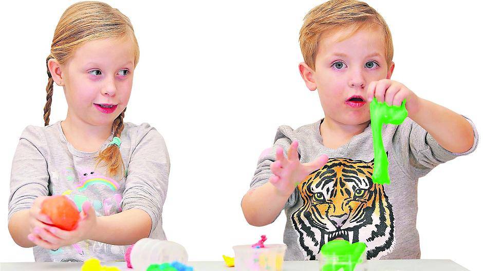  Manches Spielzeug verstehen nur Kinder — für Maja und Lennart ist „Slime“ einfach das Größte.  