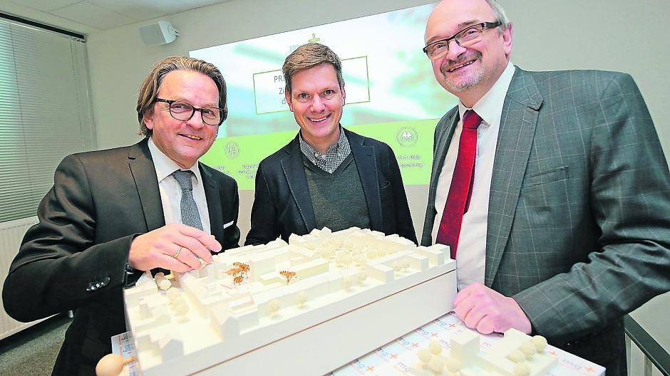 Stadtdirektor und Beigeordneter Dr. Gregor Bonin (Planen, Bauen, Mobilität, Umwelt), Architekt Stefan Schrammel und Beigeordneter Dr. Gert Fischer (Bildung, Kultur, Sport) präsentieren das Modell der Zentralbibliothek der Zukunft. Der Baubeginn an der Blücherstraße ist für Juni 2020 geplant.