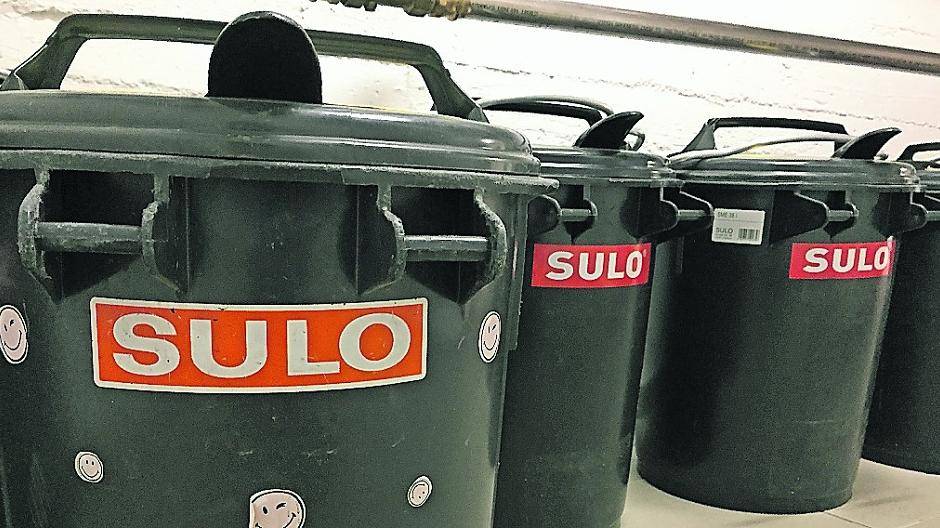  Noch vier Monate lang gibt es die kleinen Tonnen, dann kommen neue größere mit Rollen und ein Mindestvolumen pro Kopf. 