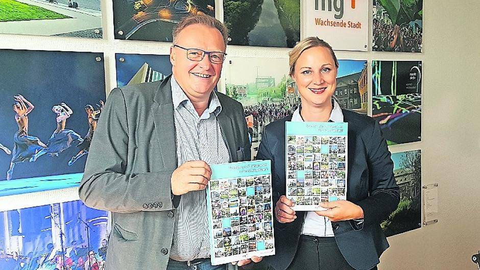 Gerhard Kalter, Leiter der Stabsstelle Sozialplanung, und Beigeordnete Dörte Schall präsentieren stolz das Stadtteil- und Quartierskonzept.