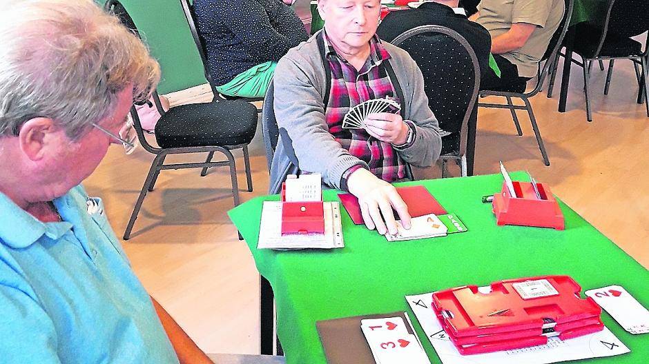 Heinrich Jung aus Aachen reizt vier Coeur. Der Bridgeclub Mönchengladbach freut sich über neue Spieler.
