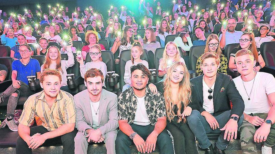 Präsentierten sich ihren Fans im Comet Cine Center und gaben fleißig Autogramme (v.l.): Die Darsteller Anselm Bresgott, Aaron Hilmer, Hussein Eliraqui, Julia Beautx, Damian Hardung und Jonas Ems. Markus Brinkmann vom Kino zeigte sich vollauf zufrieden: „Wir haben nicht mit so einem Andrang gerechnet. Zwei Säle haben wir ausverkauft und mussten Hunderte von Leuten wieder wegschicken Der Film „Das schönste Mädchen der Welt“ startet offiziell am 6. September.