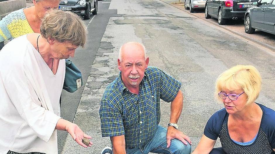 Löcher ohne Ende — die Anwohner der Bökelstraße können nichts dafür, sollen aber tief in die Tasche greifen. Doris Fußangel, Gisela Kliewer-Hildebrandt, Hans-Peter und Ingelore Wilms (v. l.) und weitere Nachbarn wollen sich wehren.