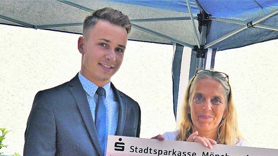 Jonas Kersting von der Sparkasse Holt überreichte einen Scheck in Höhe von 3 000 Euro an Schulleiterin Anja Hopstätter für digitale Medien.