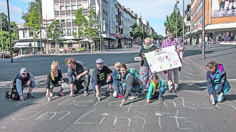 Vor dem Minto machten die Mönchengladbacher Therapeuten mit einer Kreideaktion auf die Missstände in ihrem Berufszweig aufmerksam.