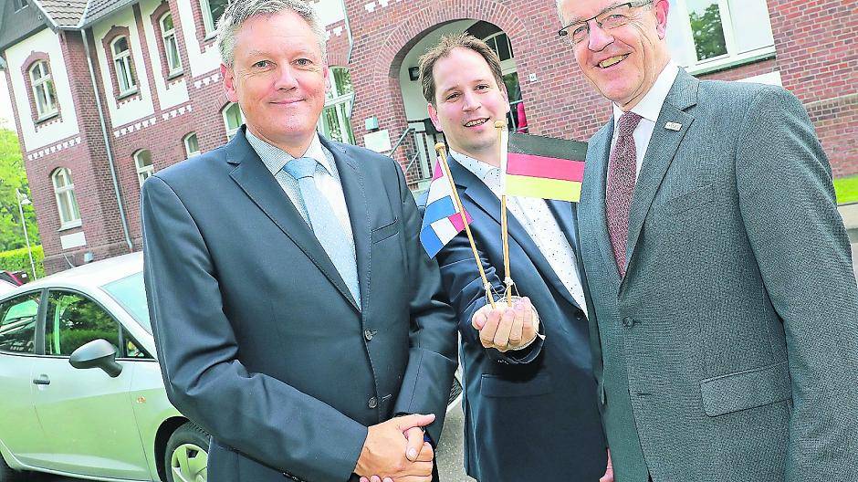  Oberbürgermeister Hans Wilhelm Reiners (r.), sein Venloer Kollege Antoin Scholten (l.) und Euregio-Geschäftsführer Andy Dritty laden zum „Euregionalen Tag“ am Samstag auf der Wiese vor dem Euregio-Haus ein. 