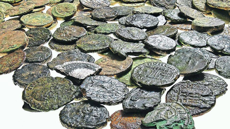 Stolz auf ihren Fund: Matthias Budzicki und Marcel Spreyer.