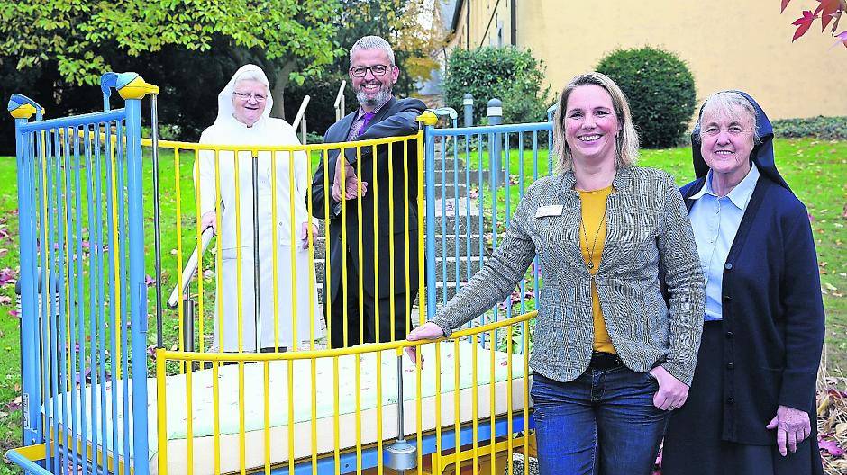  Auch solche Kinderbetten, die im Krankenhaus Neuwerk nicht mehr benötigt werden, sollen in dem Hilfscontainer, der sich im Dezember oder Januar auf den Weg machen soll, nach Tansania gebracht werden. Hygienefachkraft Anja Wolter und Schwester Esther (vorne) sowie Schwester Gertraud und Krankenhaus-Geschäftsführer Markus Richter (hinten) hoffen auf viele Spenden. 